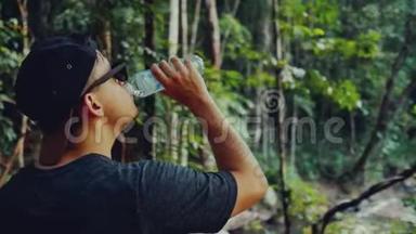 在炎热的热带森林购买饮用水的人